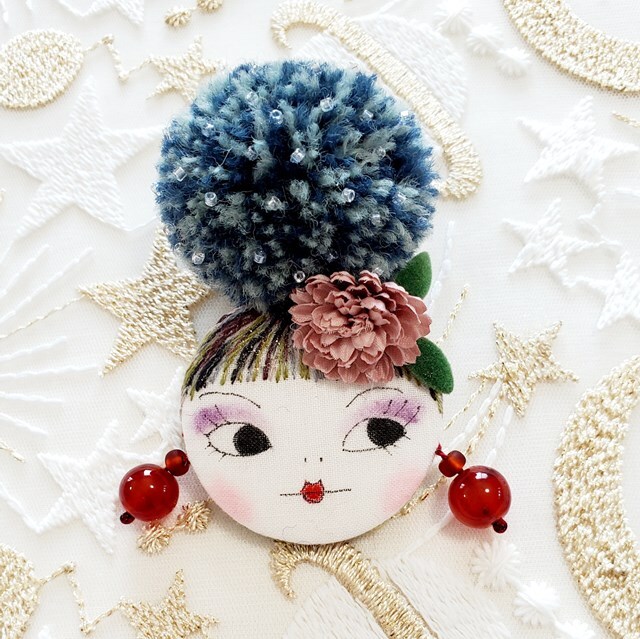 画像1: お団子ヘアゆとちゃん（グレーヘア・赤いイアリング）・完成品