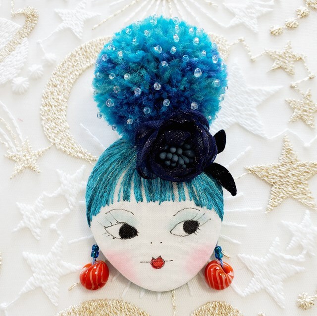 画像1: お団子ヘア大人ゆとちゃん（ブルーヘア・赤いガラスのイアリング）・完成品