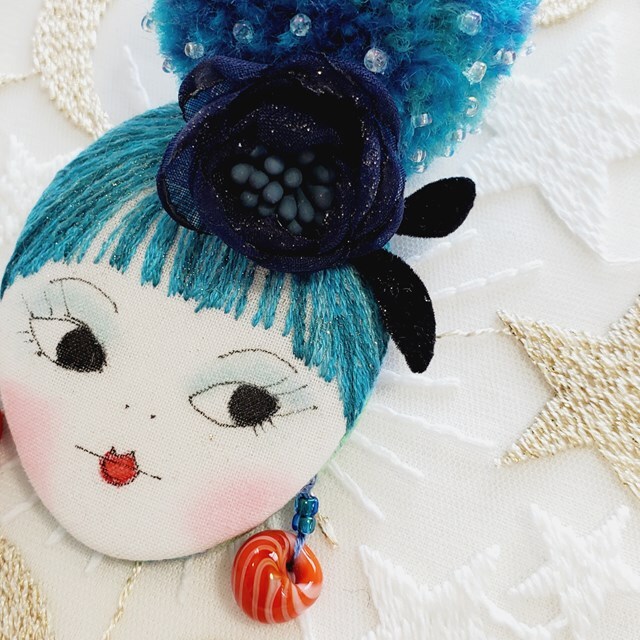 画像: お団子ヘア大人ゆとちゃん(ブルーヘア・赤いガラスのイアリング)・完成品