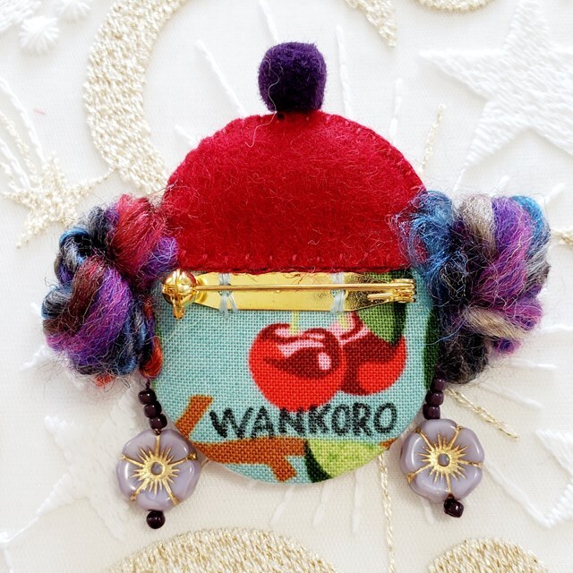 画像: 帽子っ子ゆとちゃん(赤帽子・パープルのガラスのイアリング)・完成品