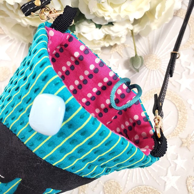 画像: 黒電話のスマホポシェット(ブルー) 完成品