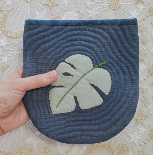 画像: キット見本・モンステラのポーチ（ネイビー）